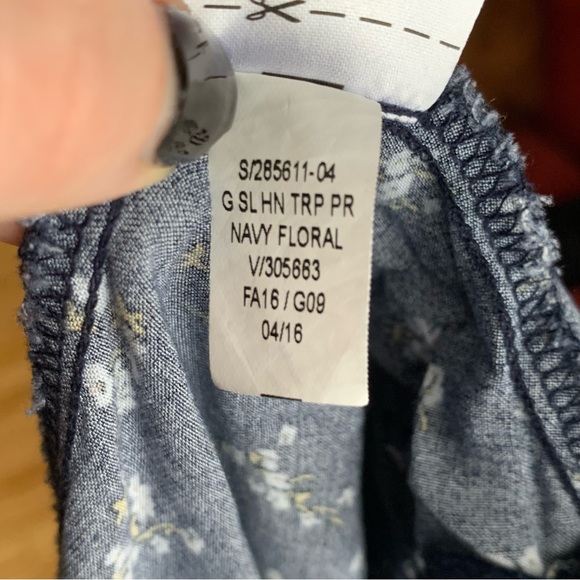 OLD NAVY CREW NECK WITH KEYHOLE BACK FLORAL TANK SIZE LARGE - Picture 4 of 9